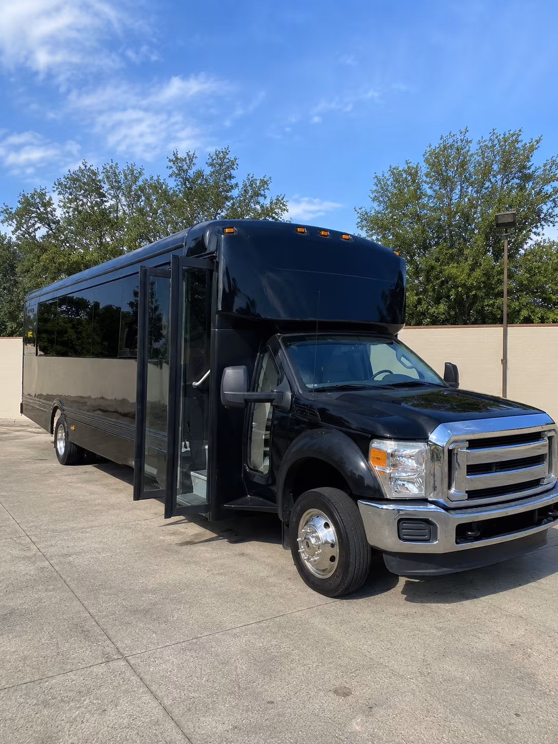 gallatin 20 passenger party bus